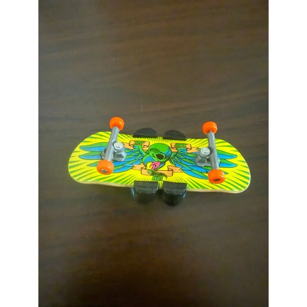 Mattel Hot Wheels Skate Tony Hawk Fingerboard with Shoes Toy 4in